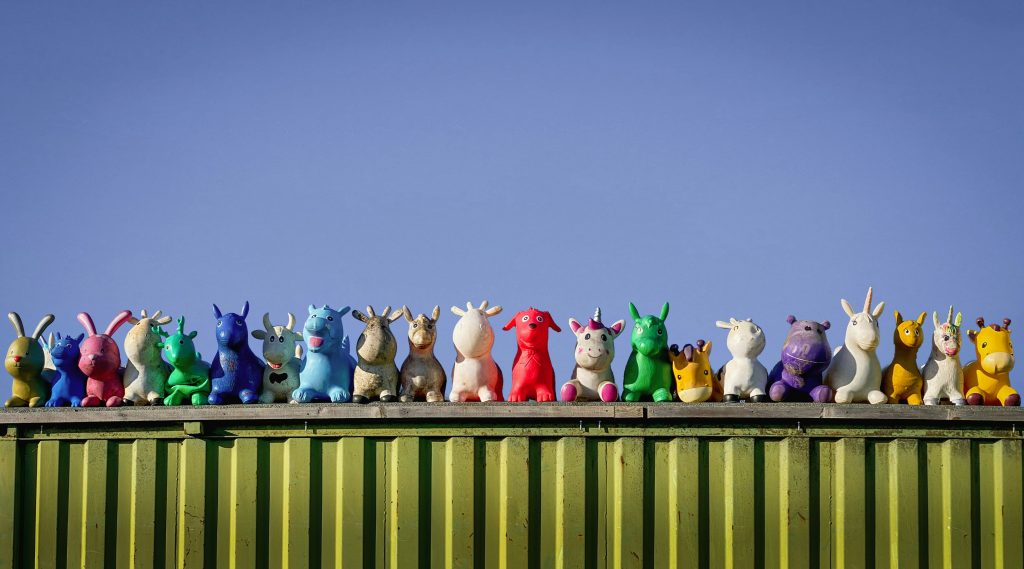 Groupe d'animaux différents en jouets assis sur un bac verts